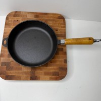 Сковорода чавунна 22 см з деревяною ручкою