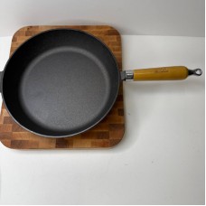 Сковорода чавунна 28 см з деревяною ручкою