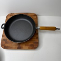 Сковорідка чавунна 26 см з дерев'яною ручкою