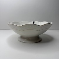 Цукерниця на ніжці біла порцеляна кругла 1300 мл 23,2 см